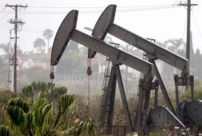 النفط يواجه ضغوطاً مزدوجة نتيجة ارتفاع الدولار وزيادة مخزونات الخام الأميركية