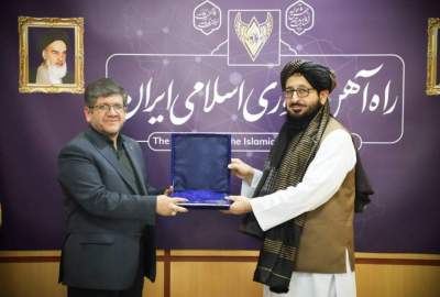 په تهران کې د افغانستان سفارت سرپرست د ټرانسپورټ همکارۍ د پراختیا په اړه د ایران د سړکونو مرستیال وزیر سره وکتل