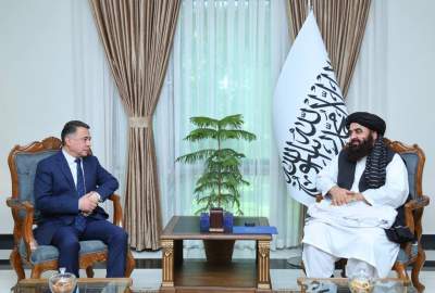 بداية علاقات وثيقة بين الإمارة الإسلامية وطاجيكستان؛ متقي يلتقي وفدًا رفيع المستوى لمناقشة توسعة التعاون
