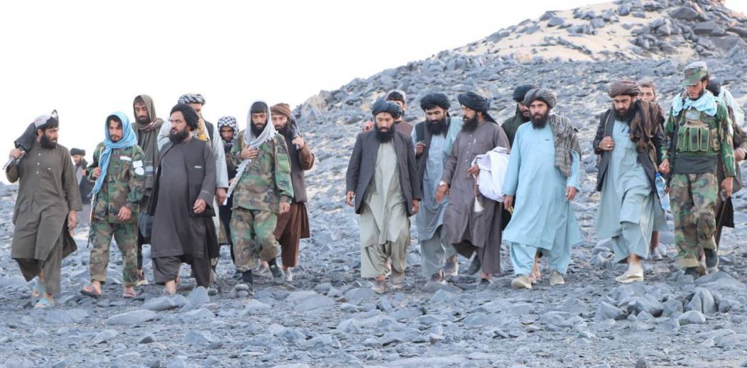 بازدید قومندان قول اردوی ۲۱۵ عزم از پوسته‌های مرزی با رژیم پاکستان در هلمند و نیمروز