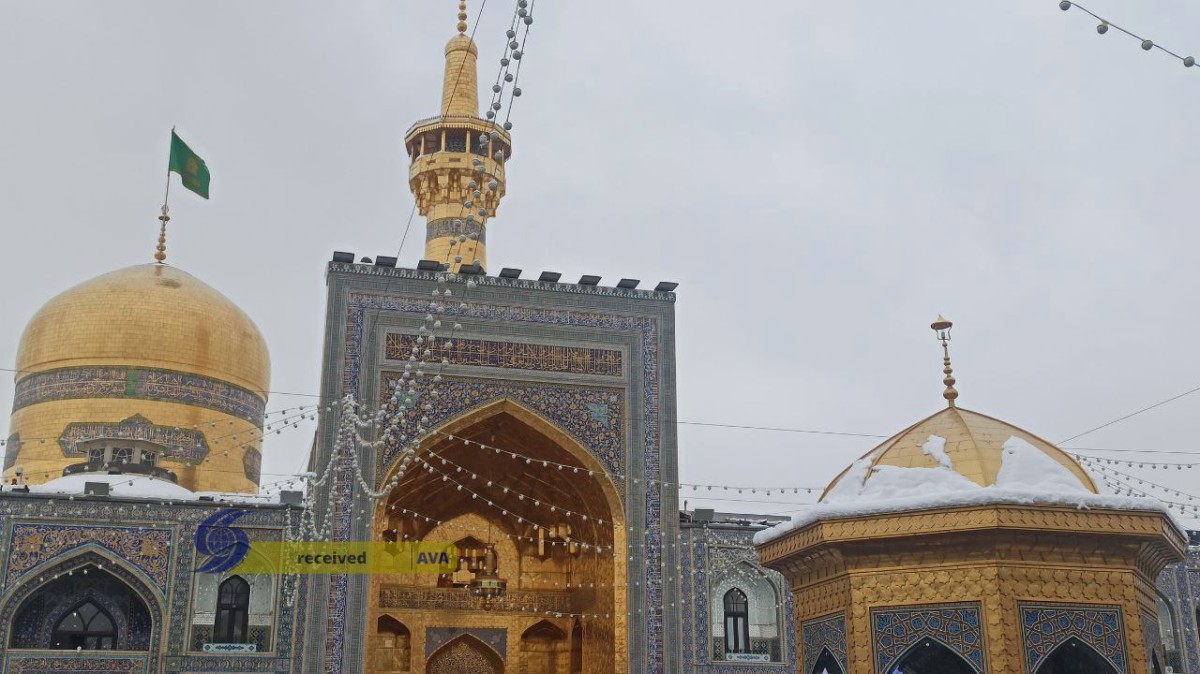 حرم مطهر در قاب برف؛ بازی کودکان و تلاش کارگران در سرمای زمستان  <img src="https://cdn.avapress.net/images/picture_icon.png" width="16" height="16" border="0" align="top">