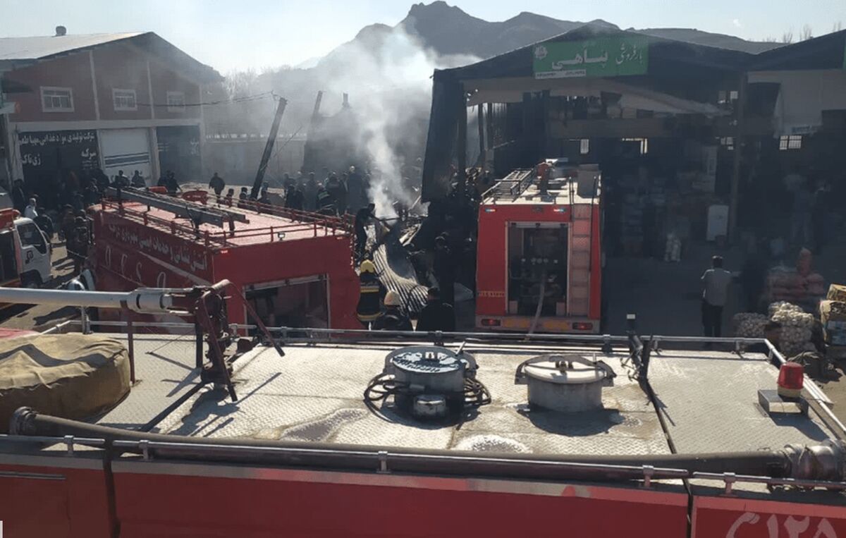 تحطم مروحية الجیش الایراني في سوق الفاكهة والخضراوات بمدينة دارتشه في أصفهان