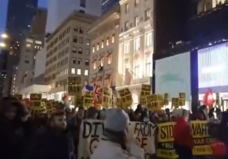 تظاهرات معترضان مقابل برج ترامپ علیه جنگ با ایران  