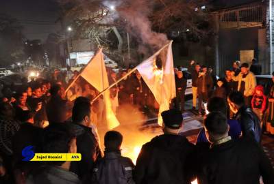 تصاویر/ مهاجرین افغانستان در مشهد با آتش‌زدن پرچم آمریکا و رژیم صهیونیستی ترور و شهادت حضرت امام خامنه‌ای را محکوم کردند  <img src="https://cdn.avapress.net/images/picture_icon.png" width="16" height="16" border="0" align="top">