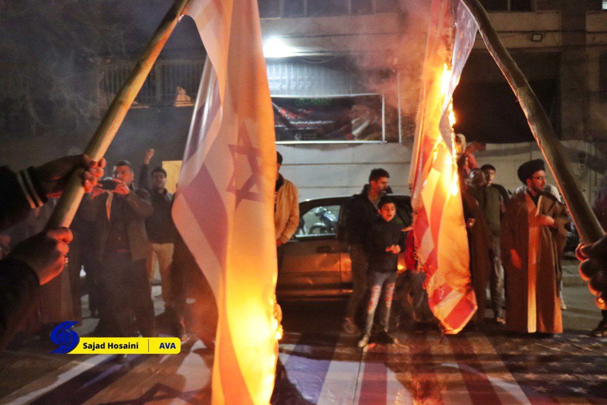 فیلم/ اعتراض مهاجرین افغانستان در مشهد به ترور و شهادت حضرت امام خامنه‌ای (قدس الله نفسه الزکیه) با آتش‌زدن پرچم‌های آمریکا و رژیم صهیونیستی  <img src="https://cdn.avapress.net/images/video_icon.png" width="16" height="16" border="0" align="top">