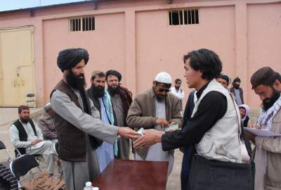 توزیع مساعدت نقدی و گندم برای بیش از ۱۲۰۰ خانواده مهاجر در بامیان