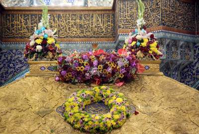 فیلم/ آئین گل‌آرایی ضریح مطهر بانوی کرامت در آستانه ولادت حضرت فاطمه معصومه (س)