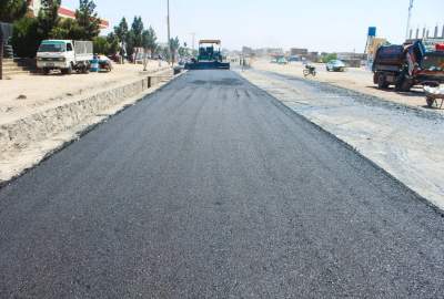 کار آسفالت سرک کاریزک تا بازار شیدایی در هرات جریان دارد