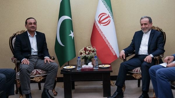 دیدار عراقچی با فرمانده ارتش پاکستان درباره مهار تنش‌ها و پایان جنگ علیه ایران