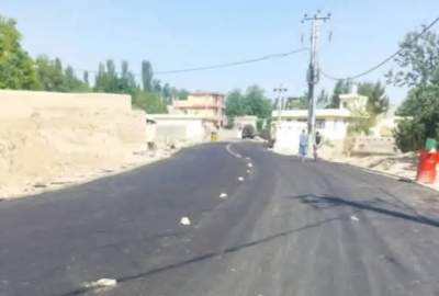 آغاز قیرریزی یک سرک به هزینه نزدیک به ۱۲ میلیون افغانی در شهر قلعه‌نو بادغیس