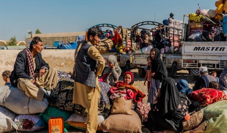 بازگشت اجباری بیش از ۳ هزار مهاجر افغان در یک روز؛ صدها خانواده کمک نقدی و زمین دریافت کردند