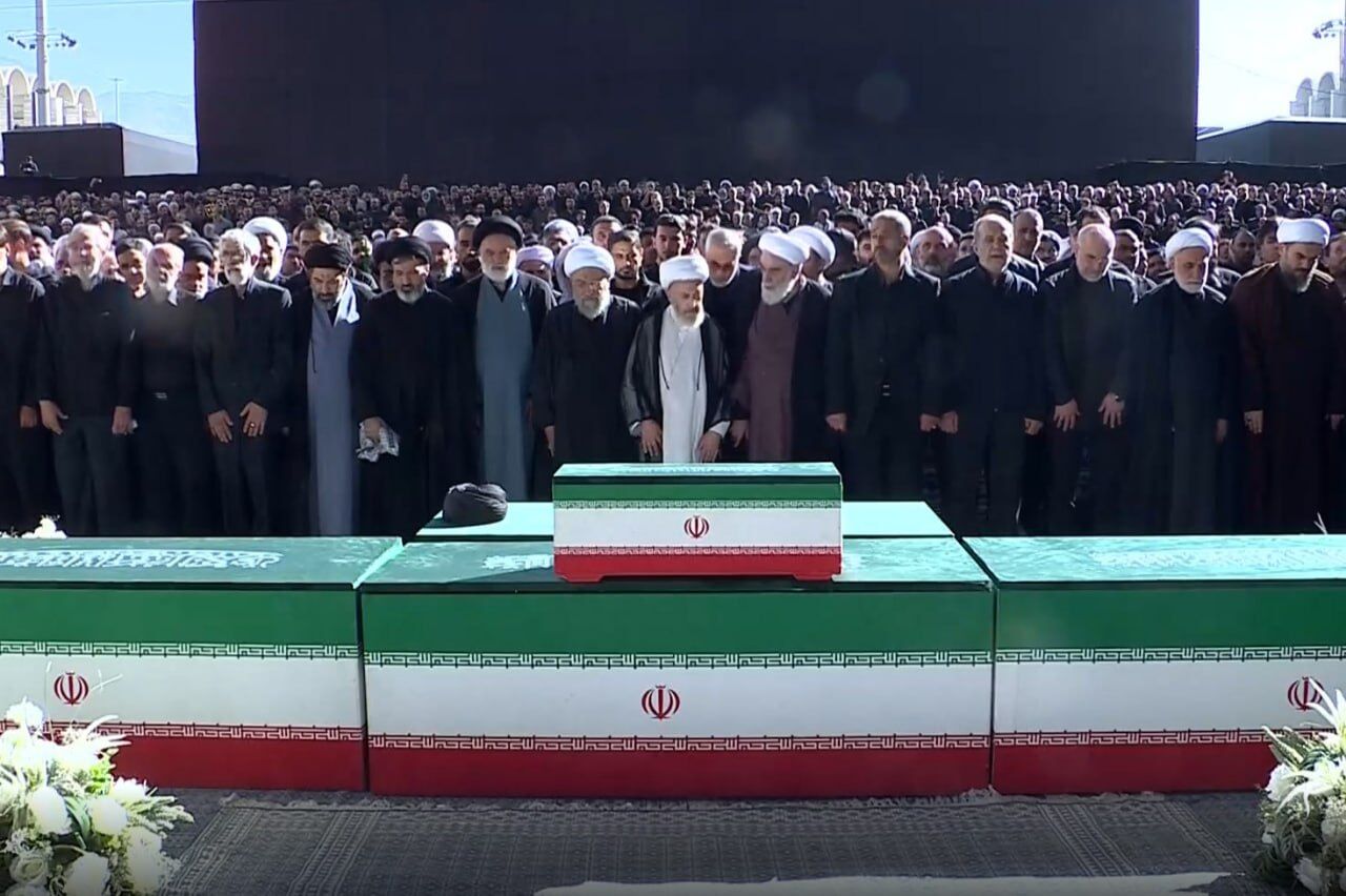 الوداع الأخير لقائد الأمة؛ صلاة آية الله جعفر سبحاني على جثمان الإمام المجاهد الشهيد آية الله العظمى السيد علي خامنئي  
