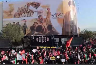 بداية مراسم تشييع جثمان القائد الشهيد للثورة الإسلامية في طهران  