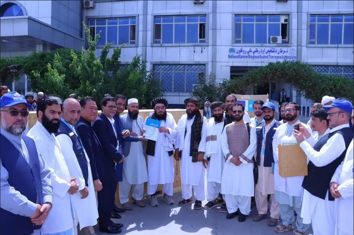 سازمان جهانی صحت تجهیزات طبی را به برنامه ملی کنترول سرطان وزارت صحت‌عامه اهدا کرد