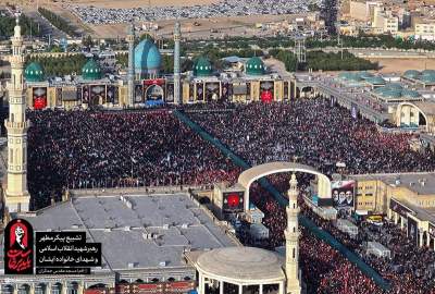بدء مراسم تشييع الإمام الشهيد من جمكران برفع رايات المطالبة بدماء الشعب المفجوع  