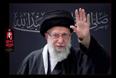 نماینده مرجعیت عالی عراق بر پیکر قائد شهید نماز اقامه می‌کند