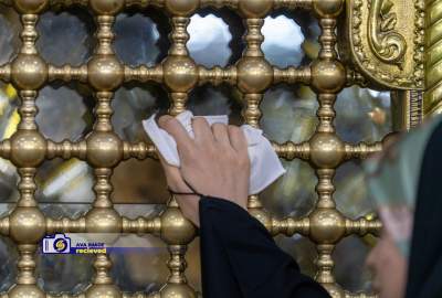 تصاویر/ آیین غبارروبی حرم مطهر حضرت معصومه (س) با حضور خبرنگاران  <img src="https://cdn.avapress.net/images/picture_icon.png" width="16" height="16" border="0" align="top">